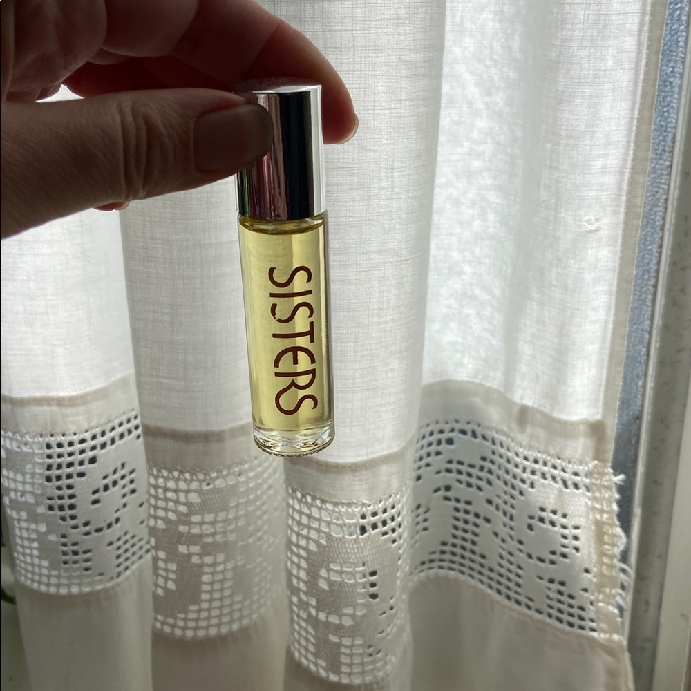 Sisters Vetiver Perfume Oil - Picture 4 of 4